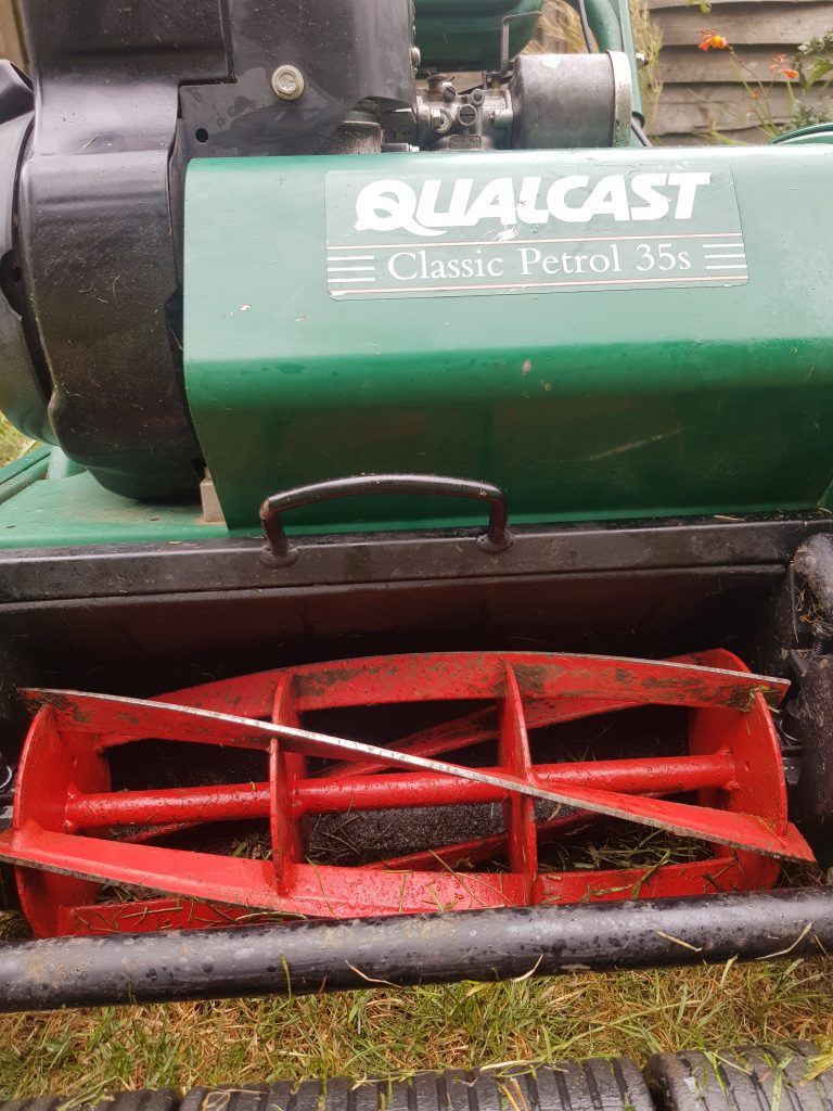 Qualcast Classic 35s Cylinder Petrol Lawn Mower with Grass Box. Fully