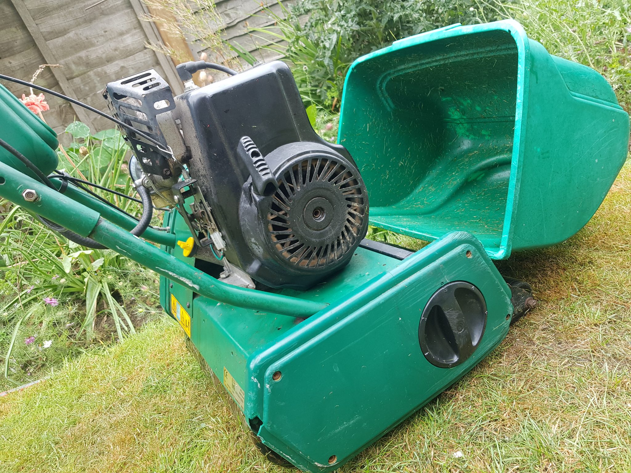 Qualcast Classic 35s Cylinder Petrol Lawn Mower with Grass Box. Fully