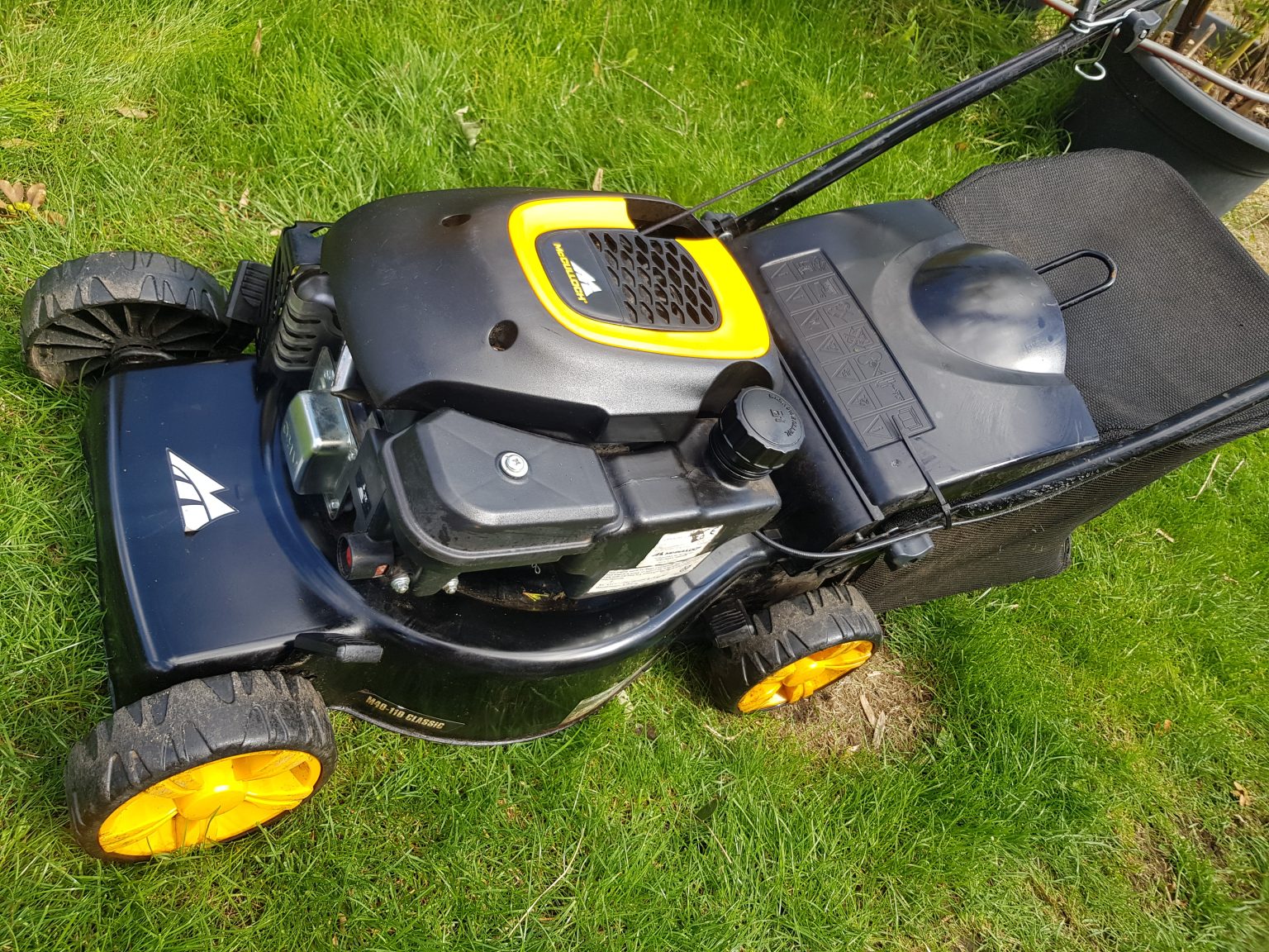 McCulloch M40110 Classic 40 cm Cut Push Petrol Lawn with Grass Box